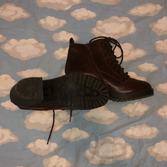 Brown heeled boots - Picture 3 of 3